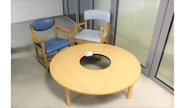 ronde houten speeltafel diam plm 120cm plus 2 div stoelen